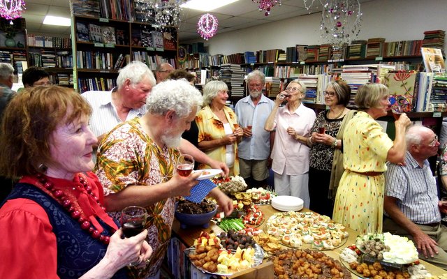 Die feesvieringe vir 10 jaar se uithou en aanhou begin